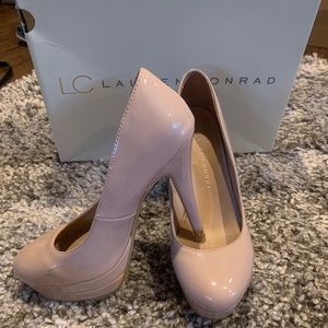 Womans nude patent leather heels